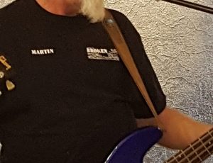 Bassist Martin spielt und singt