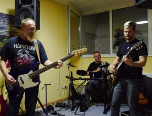 Im Hintergund erkennt man Gerd, diesmal mit E-Drums