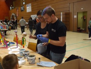 Gitarrist Marvin hilft beim Bastelstand
