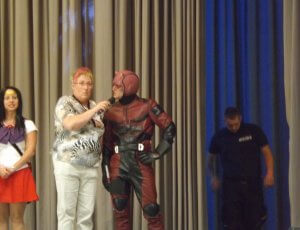 Moderatorin mit Daredevil
