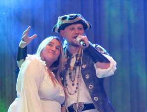Pirat Claude mit Karina