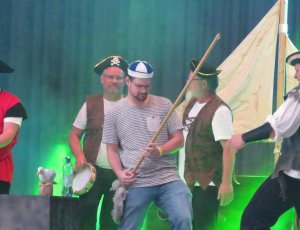 Pirat Marvin als Schrubber-Luft-Gitarrist