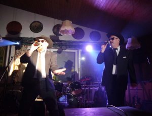 Ganz klassisch angefangen haben Markus und Gerd mit den Blues Brothers.
