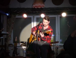 Sebastian Fest, heizte die Bude schon vorab ein mit seinen Solo-Act.