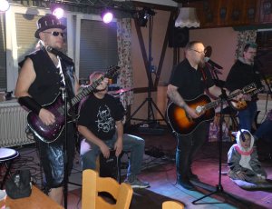 Auch im Akustik-Part hat jeder seine Aufgabe beim Lied Freundschaft :-)