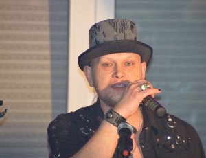 Claude kann echt mal Lächeln. Natürlich in seinen bekannten Look